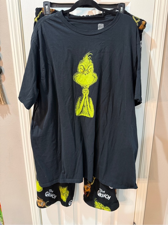 Dr. Seuss Other - Dr. Seuss Black Tee with Neon Green Grinch Graphic xxl pajamas read description